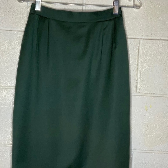 A lightly worn Harve’ Bernard women’s two piece suit . Very well made in a Sz.6. - Picture 9 of 16